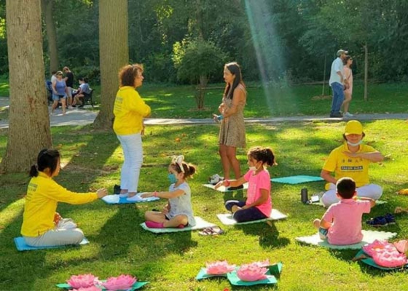 Image for article Canada: Falun Dafa Practitioners Seen at Many Weekend Practice Sites Around Toronto