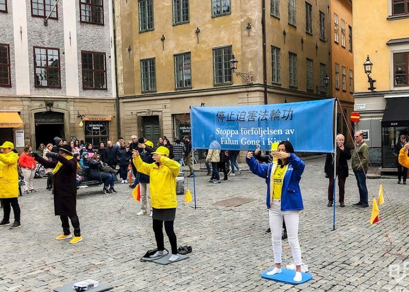 Image for article Sweden: Falun Dafa Practitioners Hold Events to Raise Awareness During Nobel Prize Week