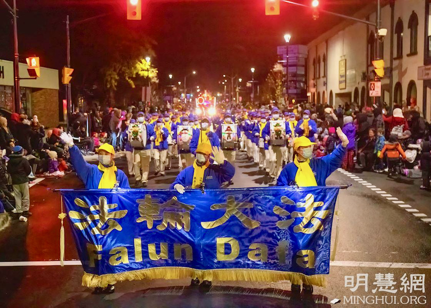 Image for article Toronto, Canada: Falun Gong Practitioners Participate in Three Christmas Parades in Two Days