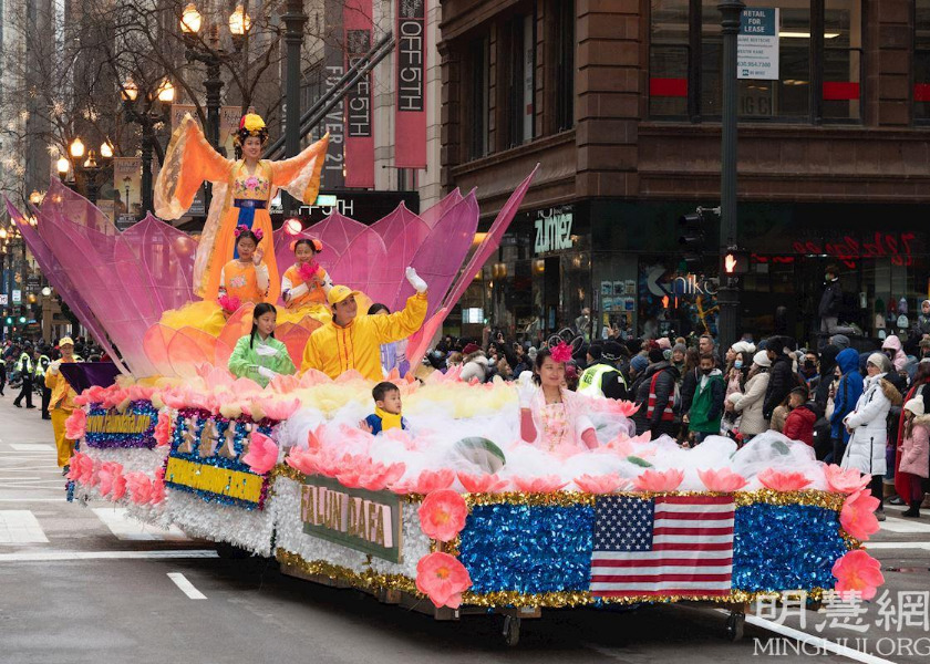 Image for article Chicago: Falun Dafa Warmly Welcomed in Thanksgiving Day Parade