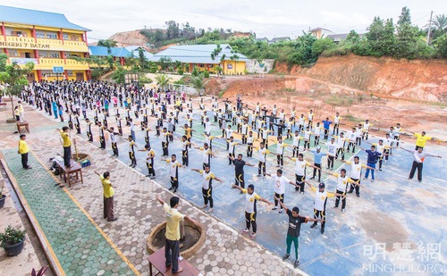 Image for article Batam, Indonesia: Falun Dafa Embraced by Students and Teachers on Campuses