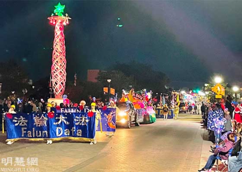 Image for article Texas: Falun Dafa Practitioners Participate in Arlington Holiday Lights Parade