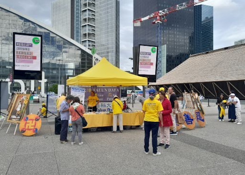 Image for article Paris: Signature Drive Garners Support to End the Persecution of Falun Gong