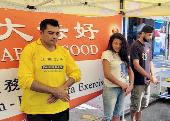 Image for article New York: Introducing Falun Dafa at the Austin Street Fair in Queens
