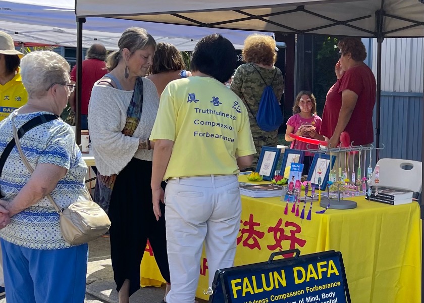 Image for article New York State: Promoting Falun Dafa at the Canajoharie Street Fair