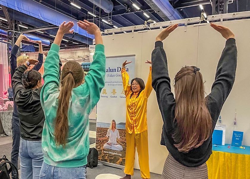 Image for article Stockholm, Sweden: Falun Dafa Practitioners Spend a Meaningful Weekend at a Health Expo