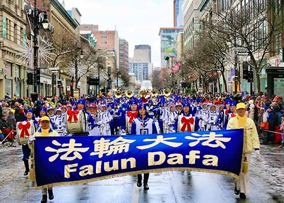 Image for article Montreal: Tian Guo Marching Band Participates in First Santa Claus Parade Held After the Pandemic