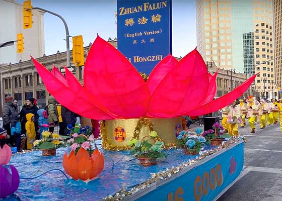Image for article Canada: Falun Dafa Warmly Welcomed in Winnipeg Santa Claus Parade