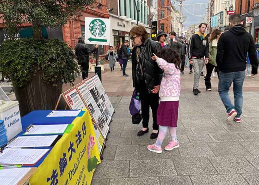 Image for article Ireland: Chinese Thank Practitioners for Exposing the Persecution “You Speak Out for Chinese People”