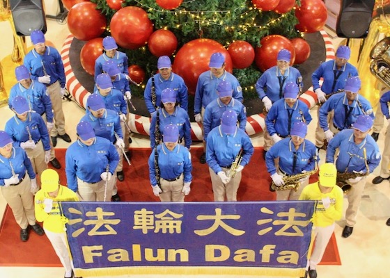 Image for article Bali, Indonesia: Practitioners Introduce Falun Dafa At a Shopping Mall