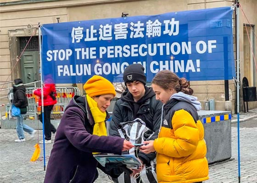 Image for article Sweden: Practitioners Hold Event to Expose the Ongoing Persecution on the Eve of Chinese New Year
