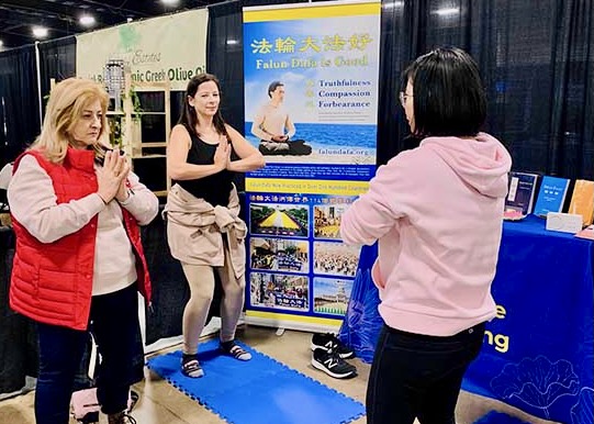 Image for article Toronto: Golf and Travel Show Attendees Learn about Falun Dafa