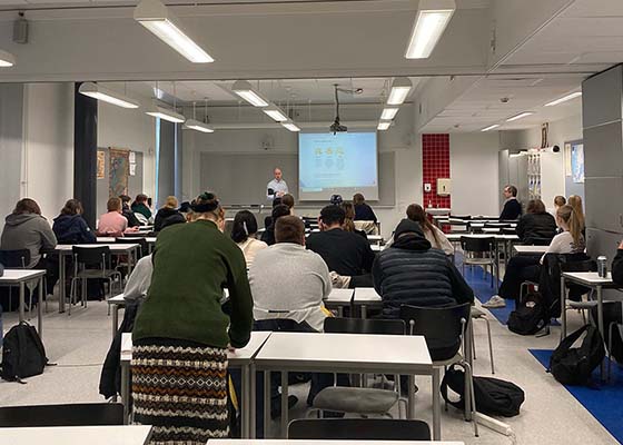 Image for article Finland: High School Classroom Learns About Falun Dafa