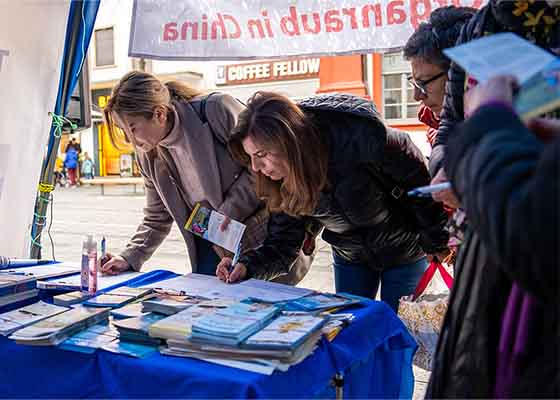 Image for article Mannheim, Germany: People Sign a Petition to End the Persecution of Falun Gong