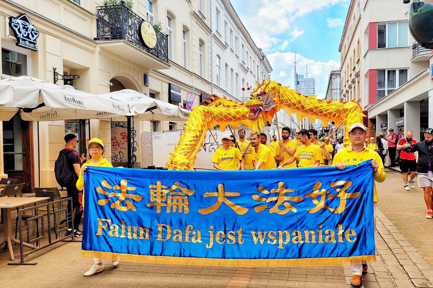 Image for article Poland: Practitioners Hold Parade to Celebrate Falun Dafa Day and Thank Master