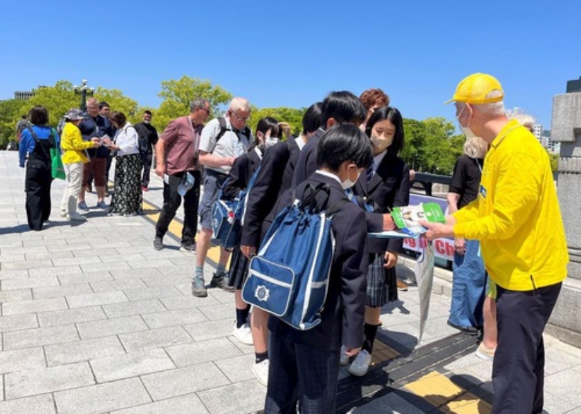 Image for article Japan: People Visiting the G7 Summit in Hiroshima Sign a Petition to End the Persecution of Falun Dafa