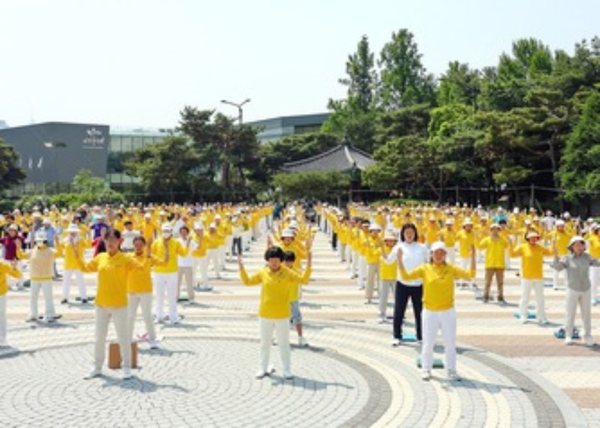 Image for article South Korea: Falun Dafa Practitioners Celebrate World Falun Dafa Day at the Blue House Square in Seoul