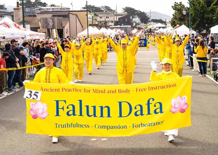 Image for article Northern California: Falun Dafa Practitioners Participate in the Fog Fest Parade in Pacifica