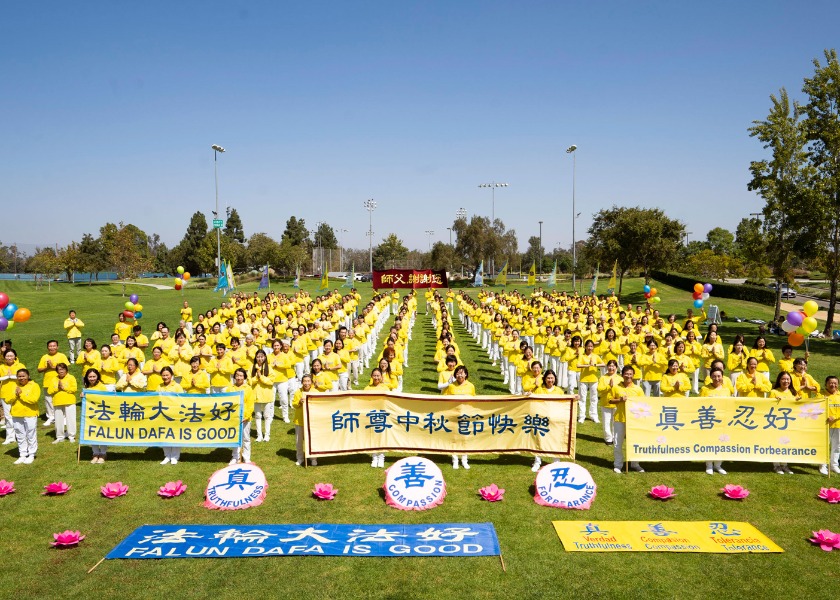 Image for article Falun Dafa Practitioners in Los Angeles Wish Master Li a Happy Mid-Autumn Festival