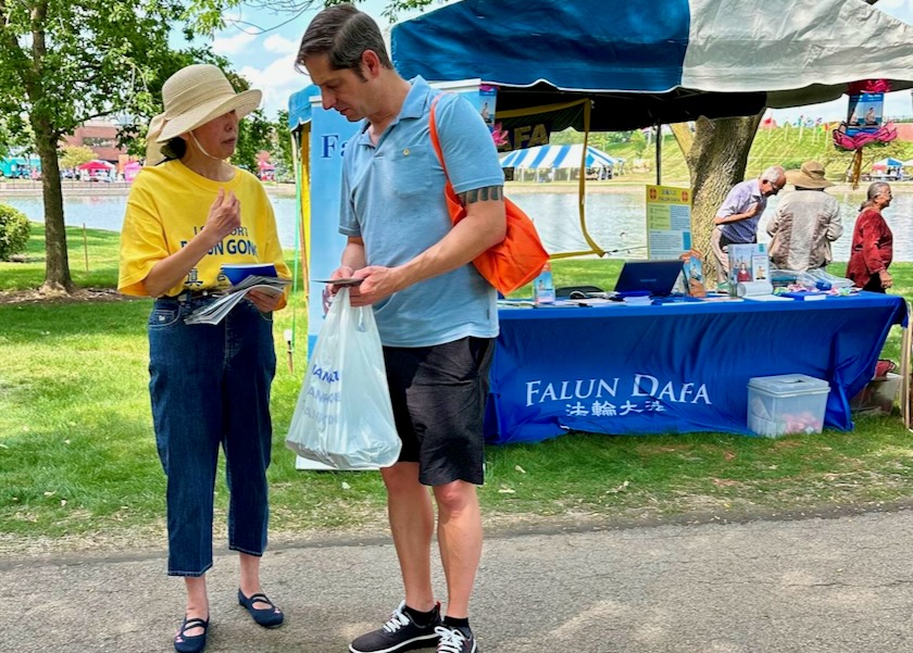 Image for article Chicago: Introducing Falun Dafa at a Cultural Festival