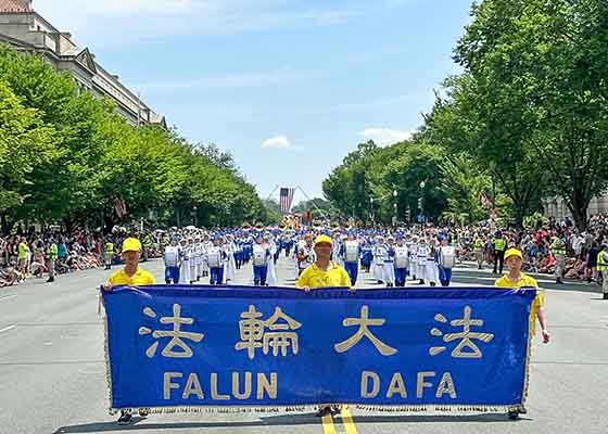 Image for article Spectators Admire Falun Dafa Procession in DC’s Independence Day Parade