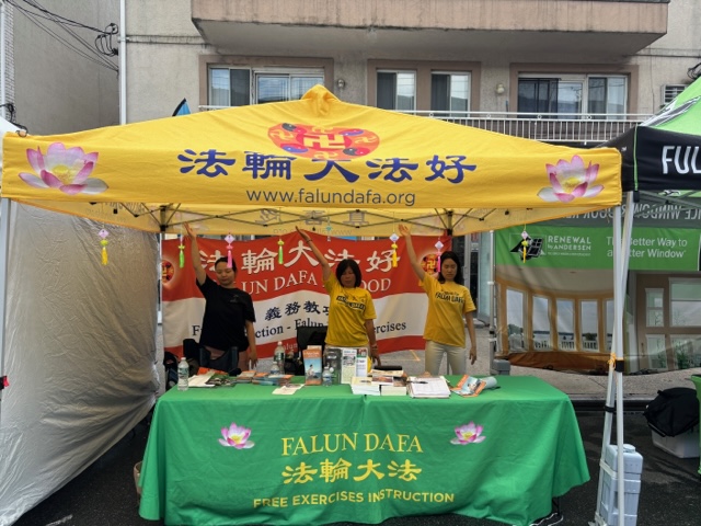 Image for article New York: Sharing the Beauty of Falun Dafa at a Summer Street Fair