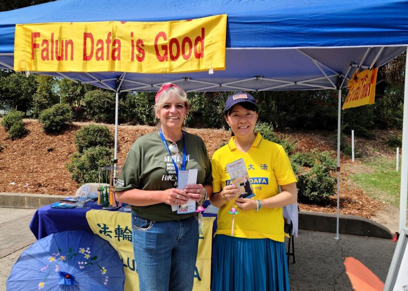 Image for article Sacramento, California: Practitioners Introduce Falun Dafa at the State Fair