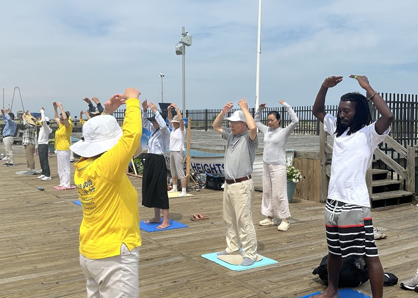 Image for article New Jersey, USA: Tourists Learn About Falun Dafa and Condemn the Persecution