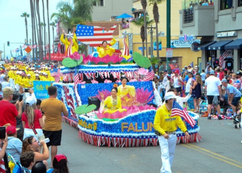 Image for article Huntington Beach, CA: Falun Dafa Welcomed at Largest Independence Day Parade on the West Coast