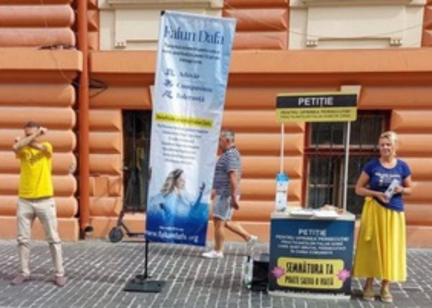 Image for article Brașov, Romania: People Praise Falun Dafa’s Principles of Truthfulness-Compassion-Forbearance