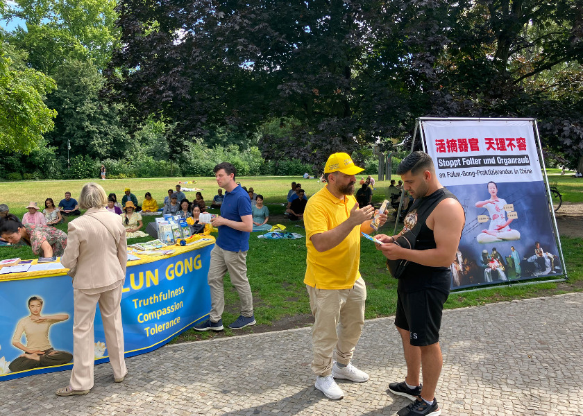 Image for article Berlin, Germany: People Condemn the Persecution of Falun Dafa