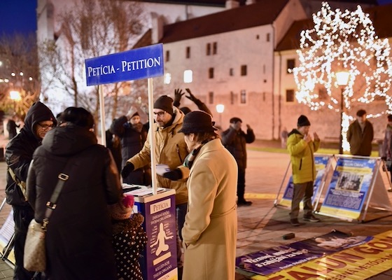 Image for article Slovakia: Residents and Tourists Condemn the Persecution of Falun Dafa