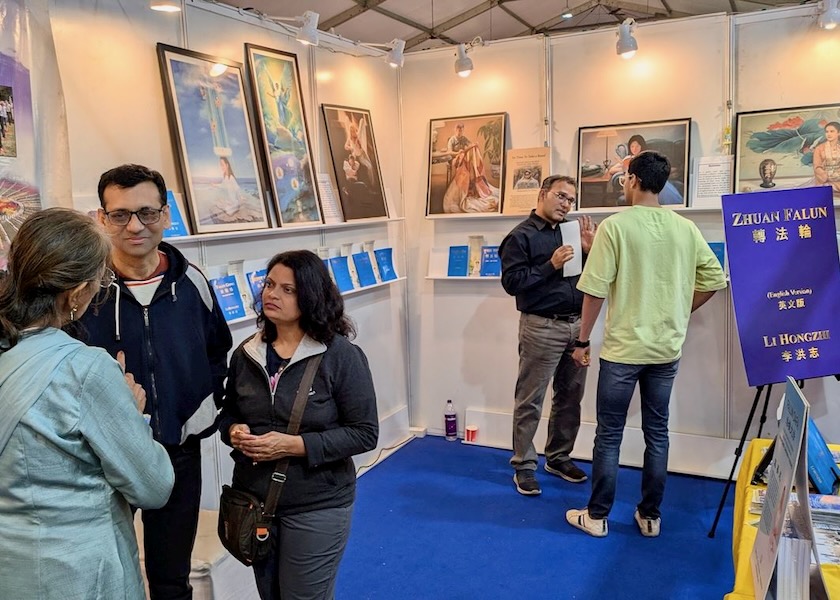 Image for article India: Falun Dafa Booth Draws Visitors at Pune Book Festival