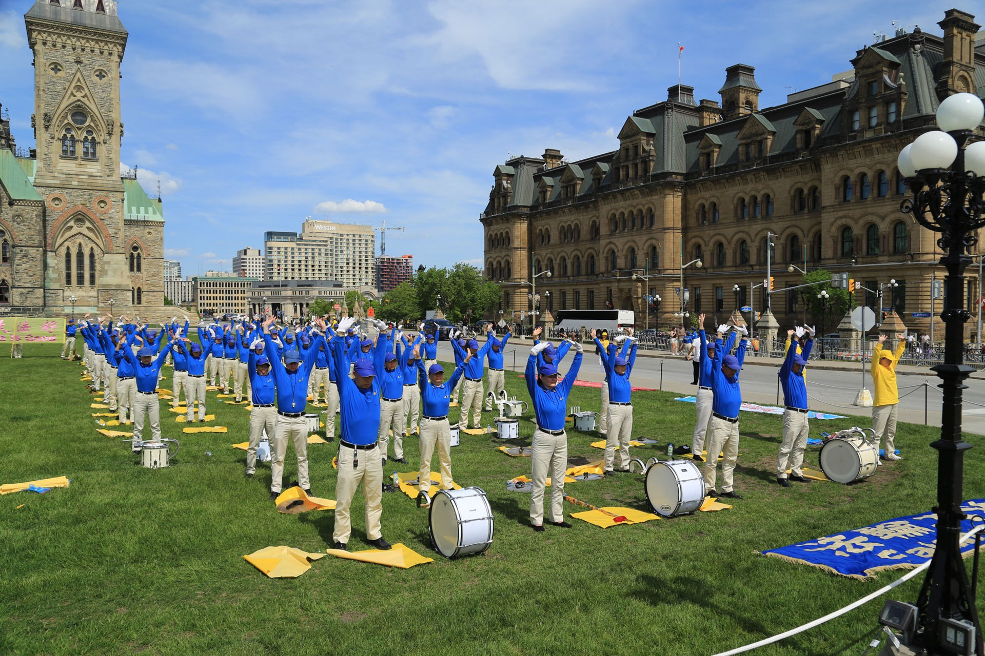 Image for article Falun Dafa Practitioners in Eastern Canada Celebrate World Falun Dafa Day at Parliament Hill