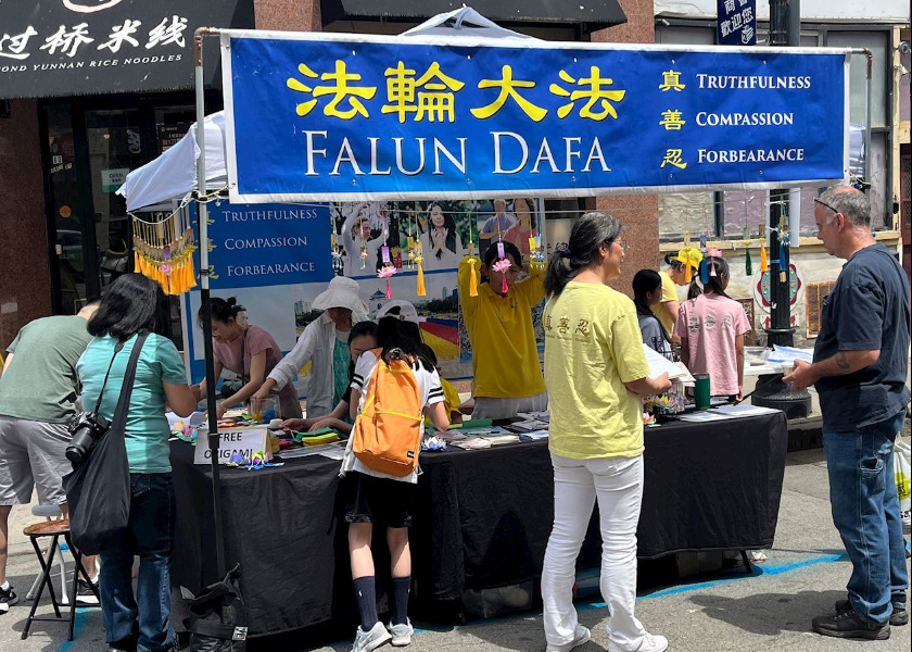 Image for article Massachusetts, USA: People Sign Petition to Support Falun Gong Protection Act at Chinatown Festival