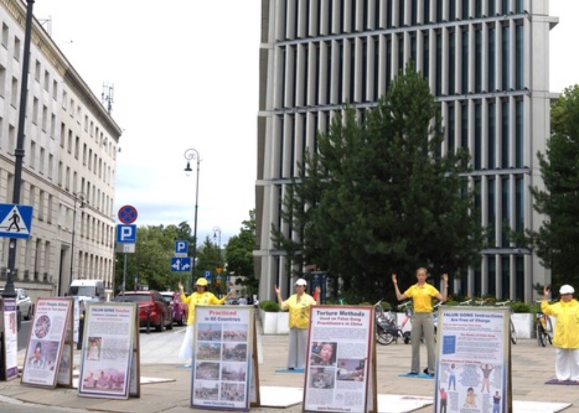 Image for article Poland: Rally in Front of Parliament Building Marks 26 Years of Persecution