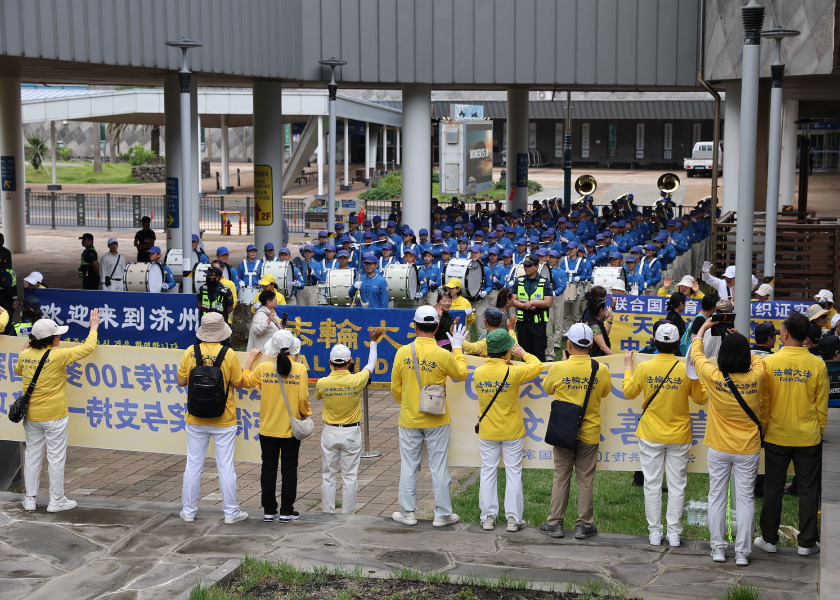 Image for article Jeju Island, South Korea: Telling Chinese Tourists About Falun Dafa