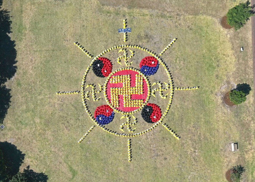 Image for article Australia: Practitioners Form Large-Scale Falun Emblem in Sydney Park