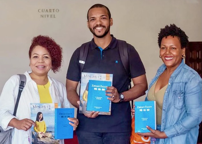 Image for article Falun Dafa Inspires Audiences of All Ages at Dominican Republic Book Fair