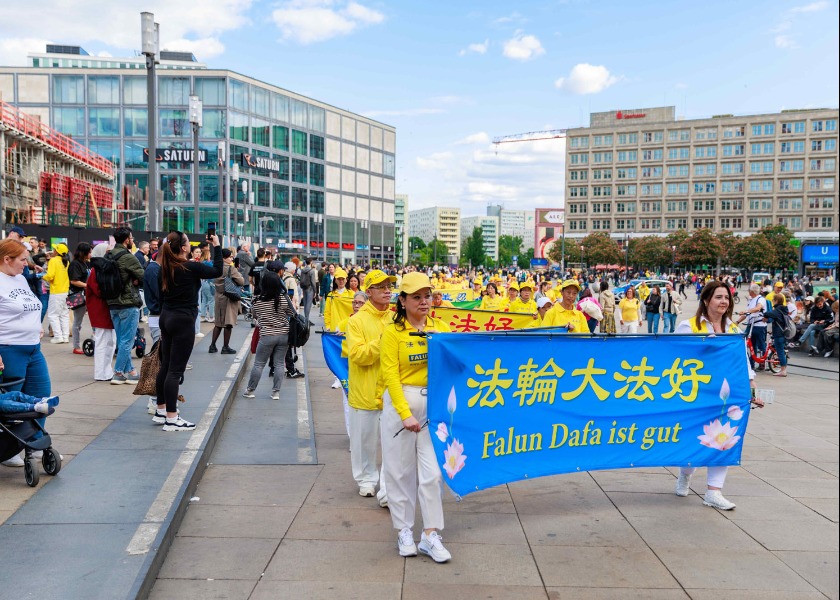 Image for article Germany: Practitioners Recall Their Memorable Experiences While Telling People About Falun Dafa