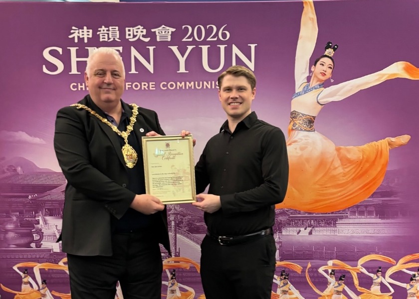 Image for article Mayor of Stoke-on-Trent Presents Recognition Certificate to Shen Yun Performing Arts