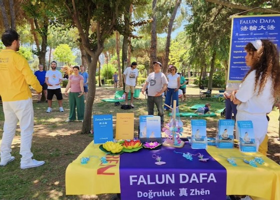 Image for article Turkish Festivalgoers Experience the Peacefulness of Falun Dafa at Environment Festival