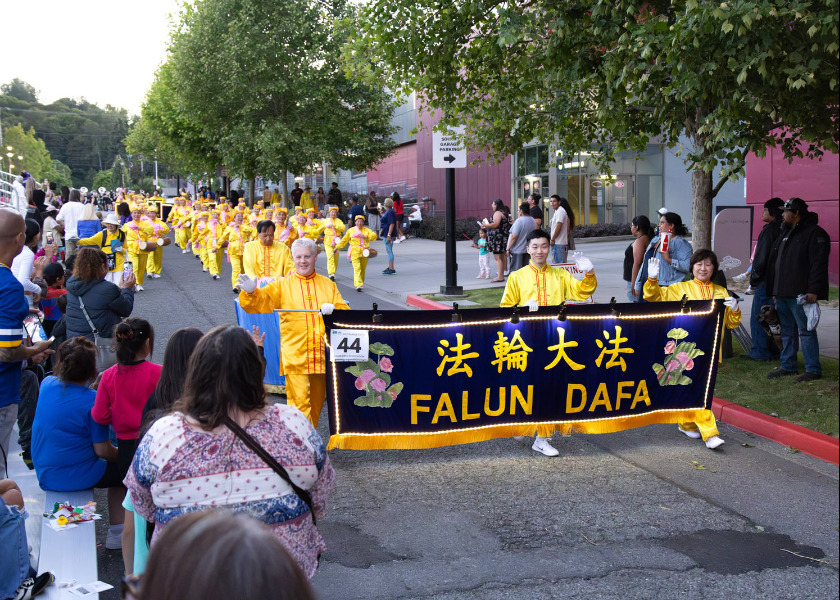 Image for article Falun Dafa Practitioners Participate in FIFA World Cup Parade in Washington State