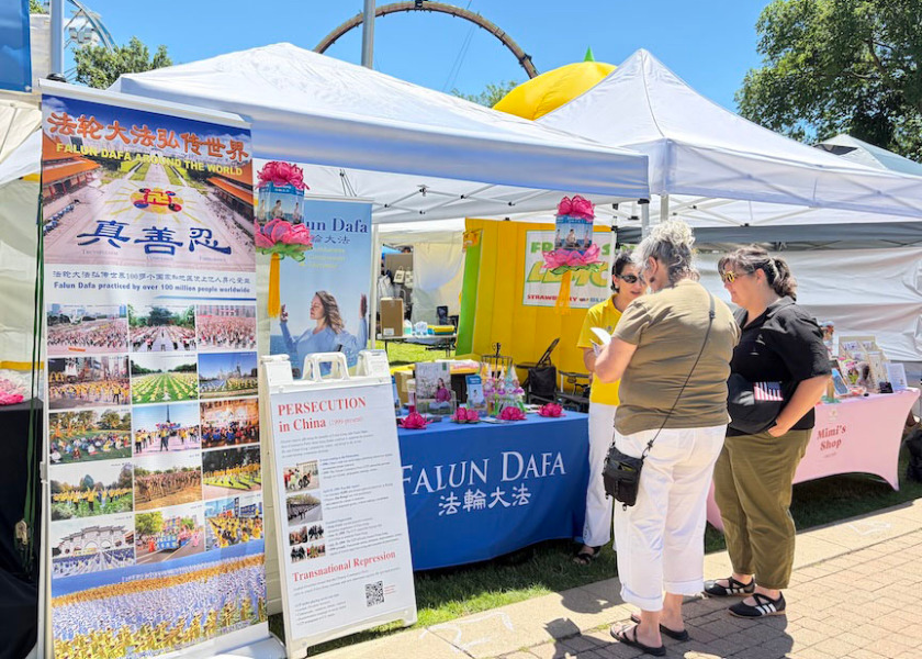 Image for article Illinois, US: Introducing Falun Dafa at Libertyville Days Festival