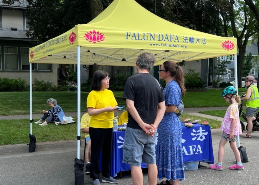 Image for article Minnesota: Introducing Falun Dafa at the Open Streets Event in Minneapolis