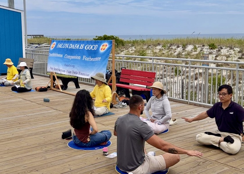 Image for article New Jersey: Introducing Falun Dafa on the Boardwalk in Seaside Heights
