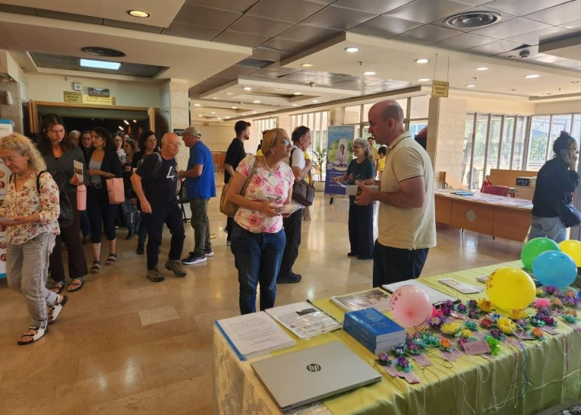 Image for article Israel: Falun Dafa Practitioners Introduce Meditation as Part of a Healthy Lifestyle at EatWell Fairs