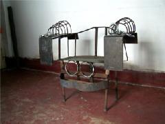 示意图：用于迫害法轮功学员的刑具——铁椅子