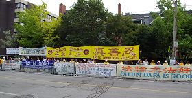 2010-6-24-falun-gong-toronto-protest--ss.jpg