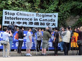 Image for article Canada : Les pratiquants organisent une conference de presse pour exposer les tentatives de manipulation des fonctionnaires canadiens par le PCC (photo)